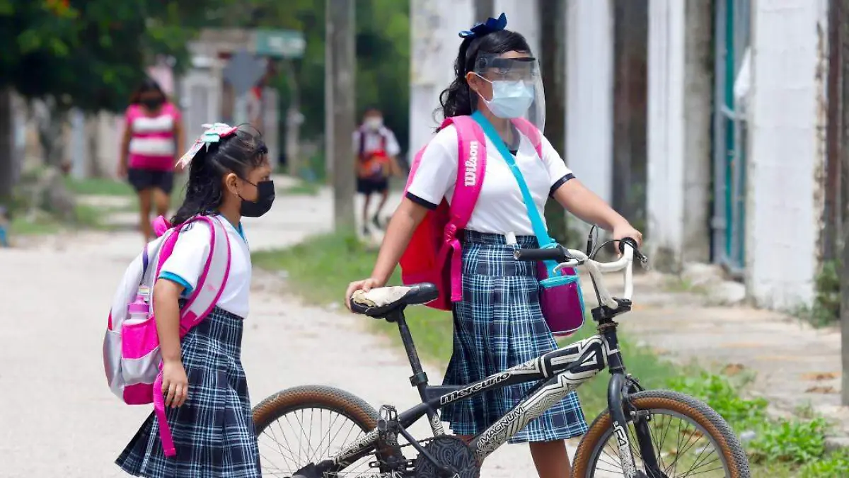 Alumnas de plantel escolar llegan en bicicleta